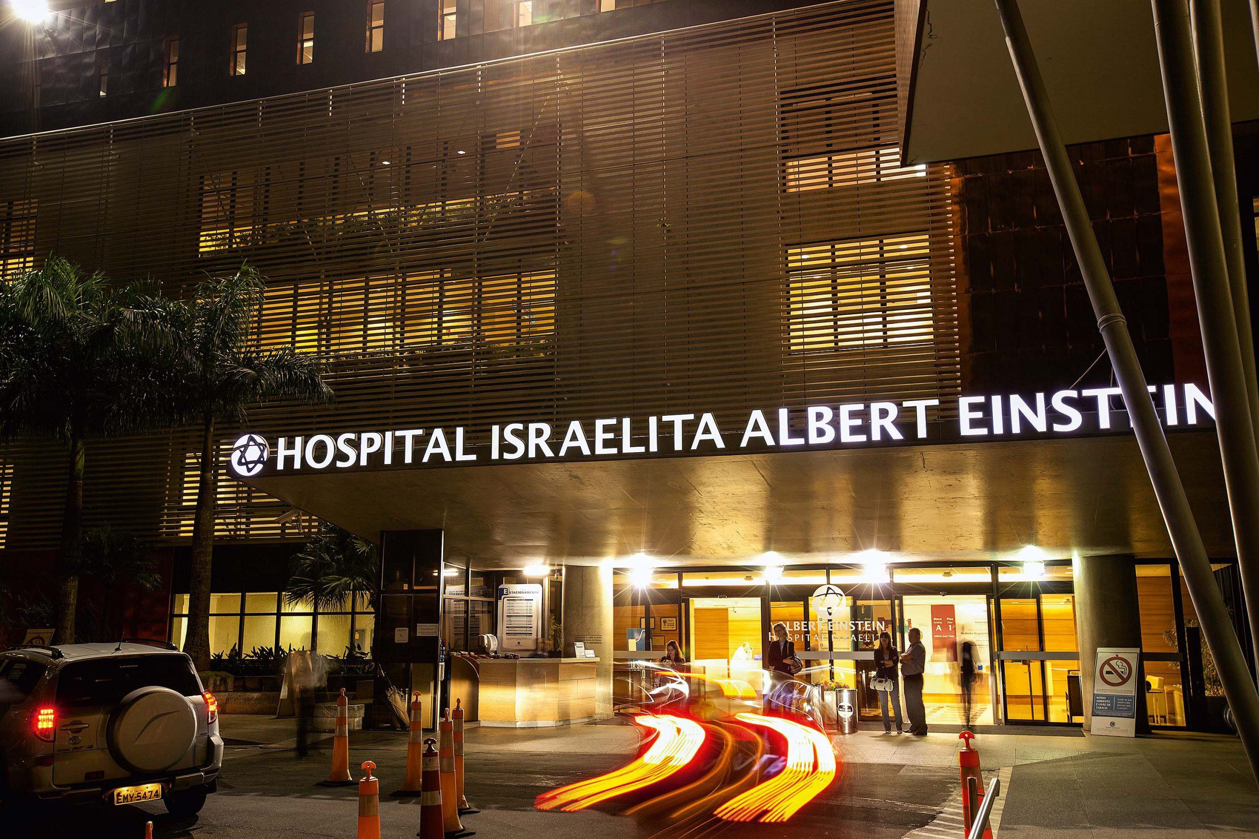 Hospital Israelita Albert Einstein — night facade